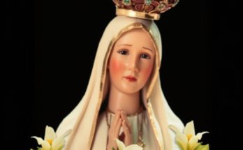 Cuando la Virgen María Saluda las Bendiciones llegan